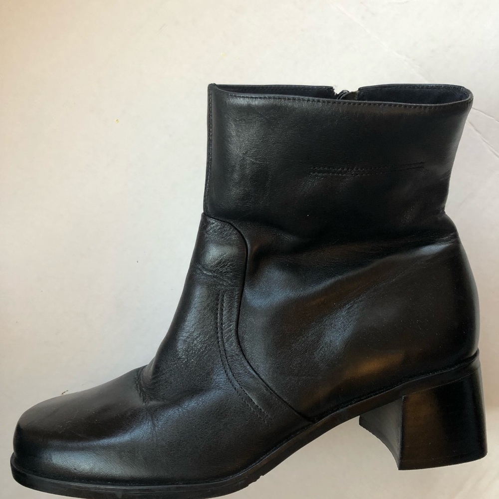 Women’s Naturalizer Black Boots - size 9 WW